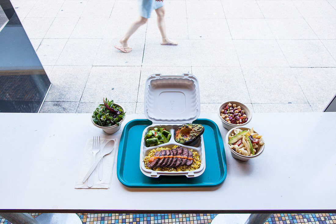 Gegrilltes Hanger Steak, Salate und Avocado am Imbissstand