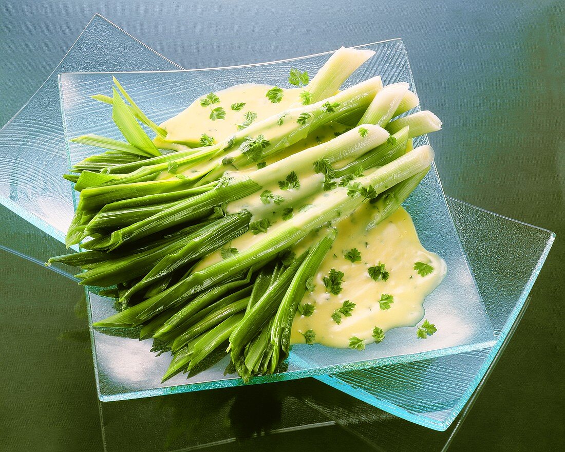 Poached leeks with hollandaise sauce and parsley