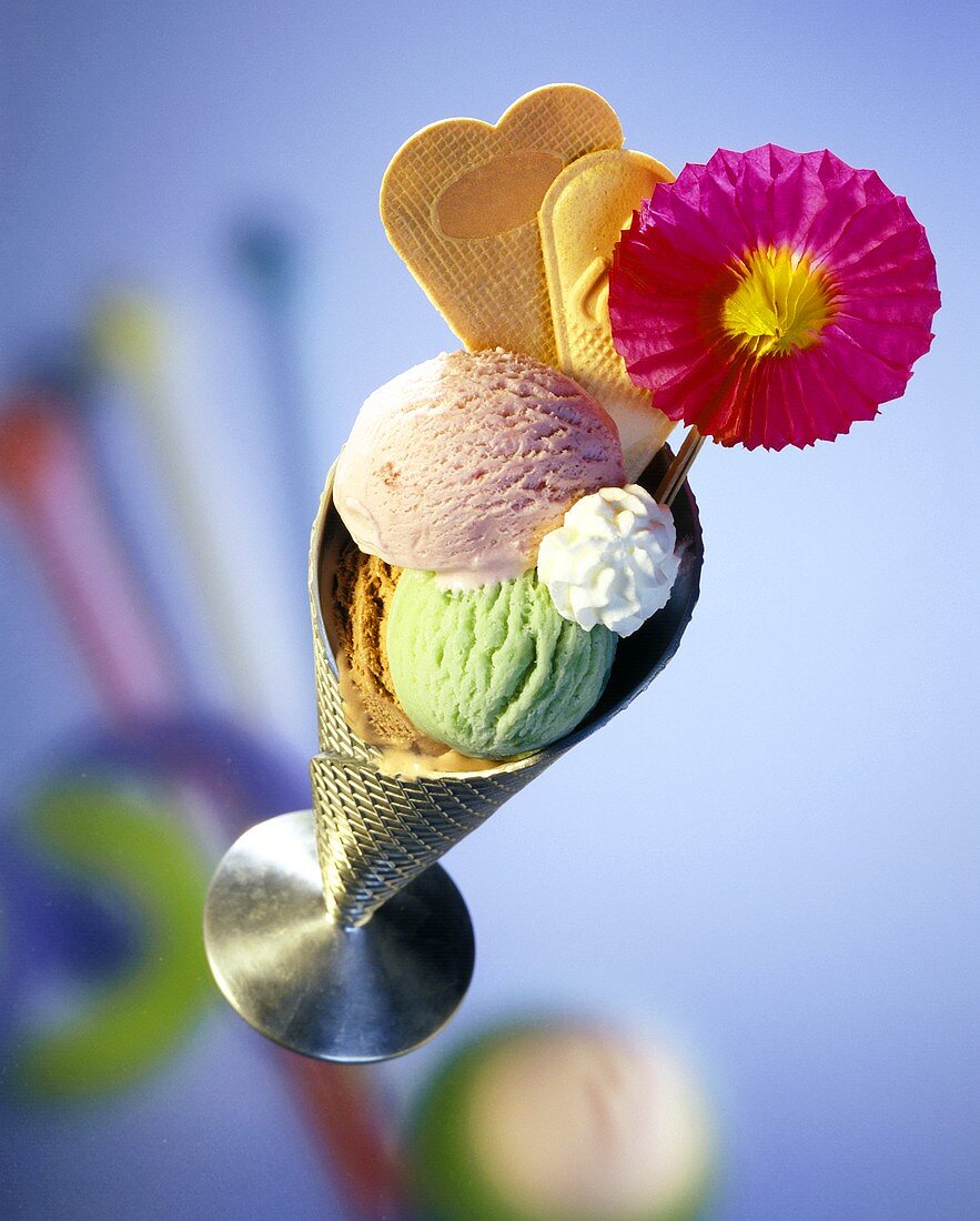 Eisbecher mit Erdbeer-,Pistazien-,Schokoeis, Sahne & Waffeln