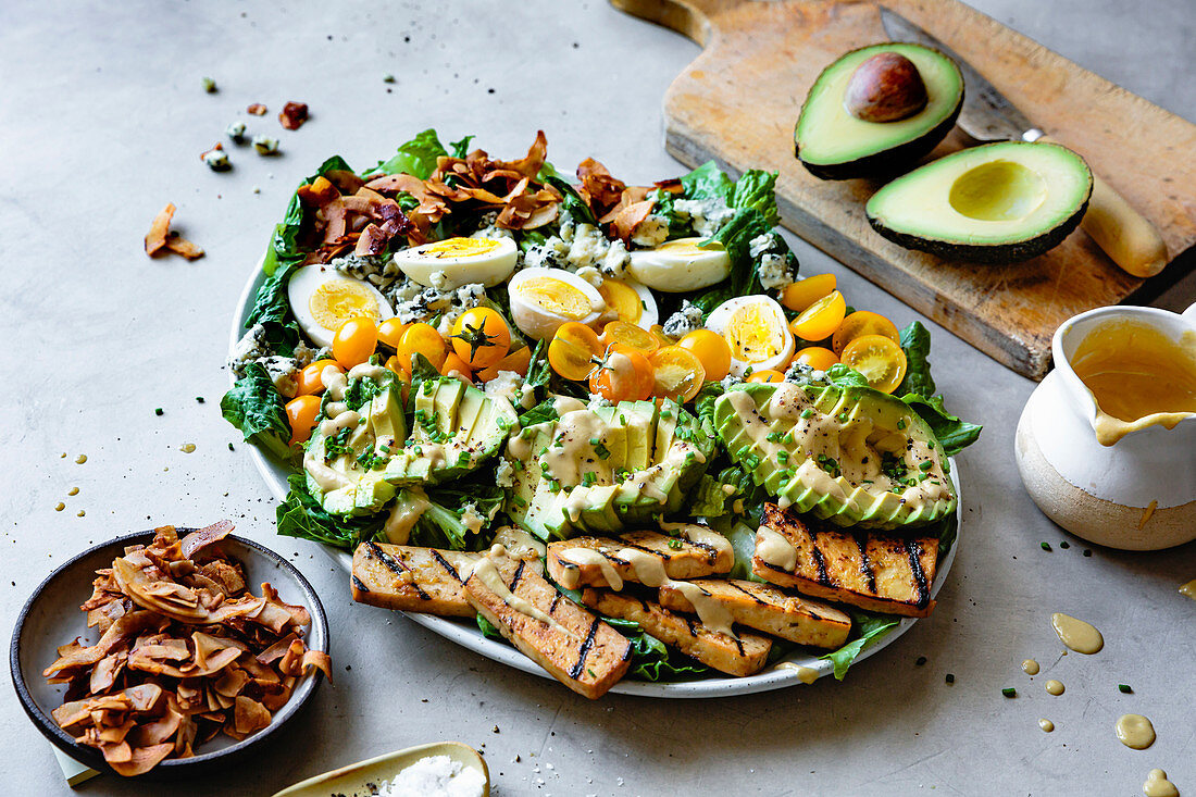 Vegetarischer Cobb-Salat mit Kokosspeck und Senfdressing