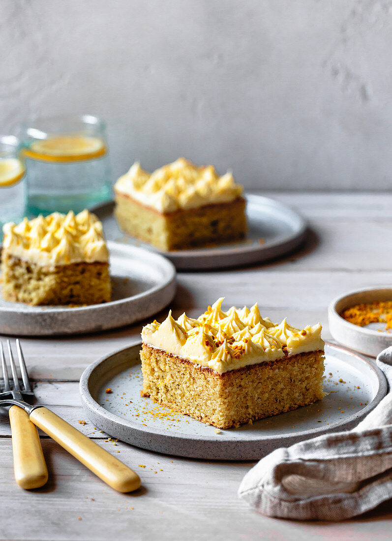 Zitronenblechkuchen mit Frischkäseglasur und Bienenpollen