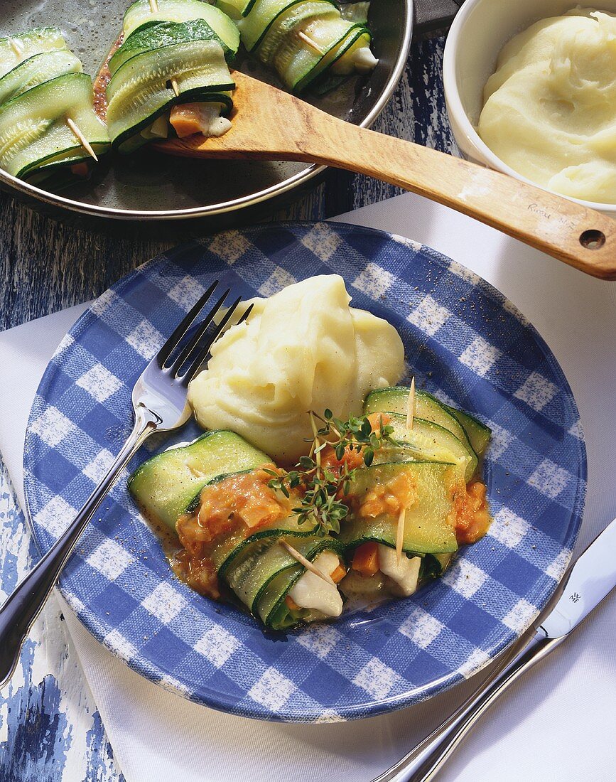 Zucchini-Möhren-Röllchen mit Kartoffelpüree auf Teller