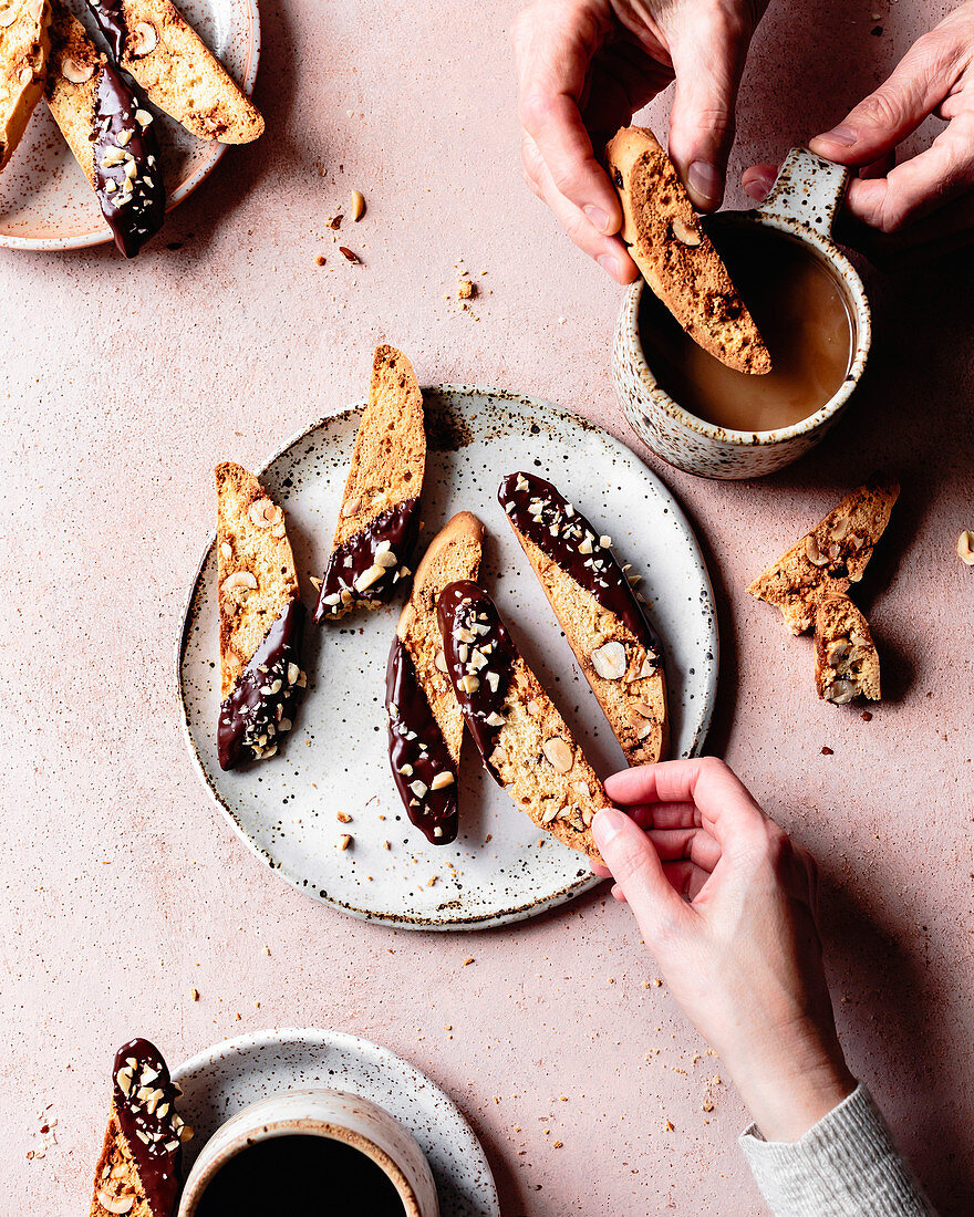 Haselnuss-Biscotti mit Schokoladenglasur zum Kaffee