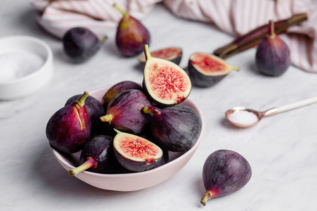 Fresh figs in a bowl