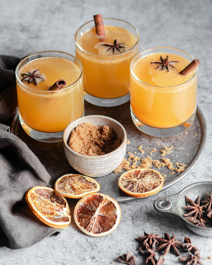 Winterlicher Orangendrink mit Sternanis und braunem Zucker