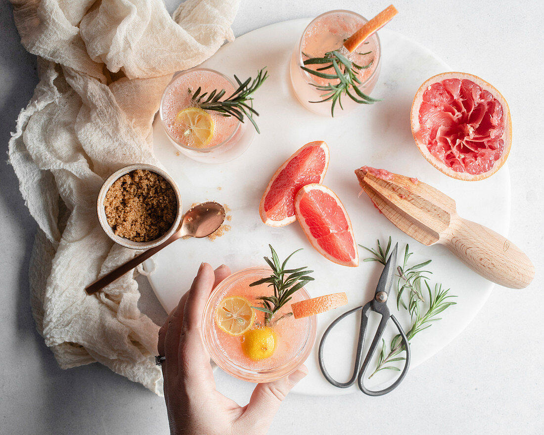 Pink Grapefruit Drink mit Rosmarin