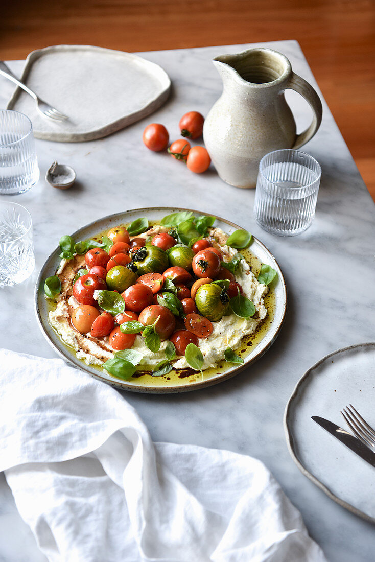 Tomatensalat mit roten und grünen Heirloom-Tomaten auf Ricotta