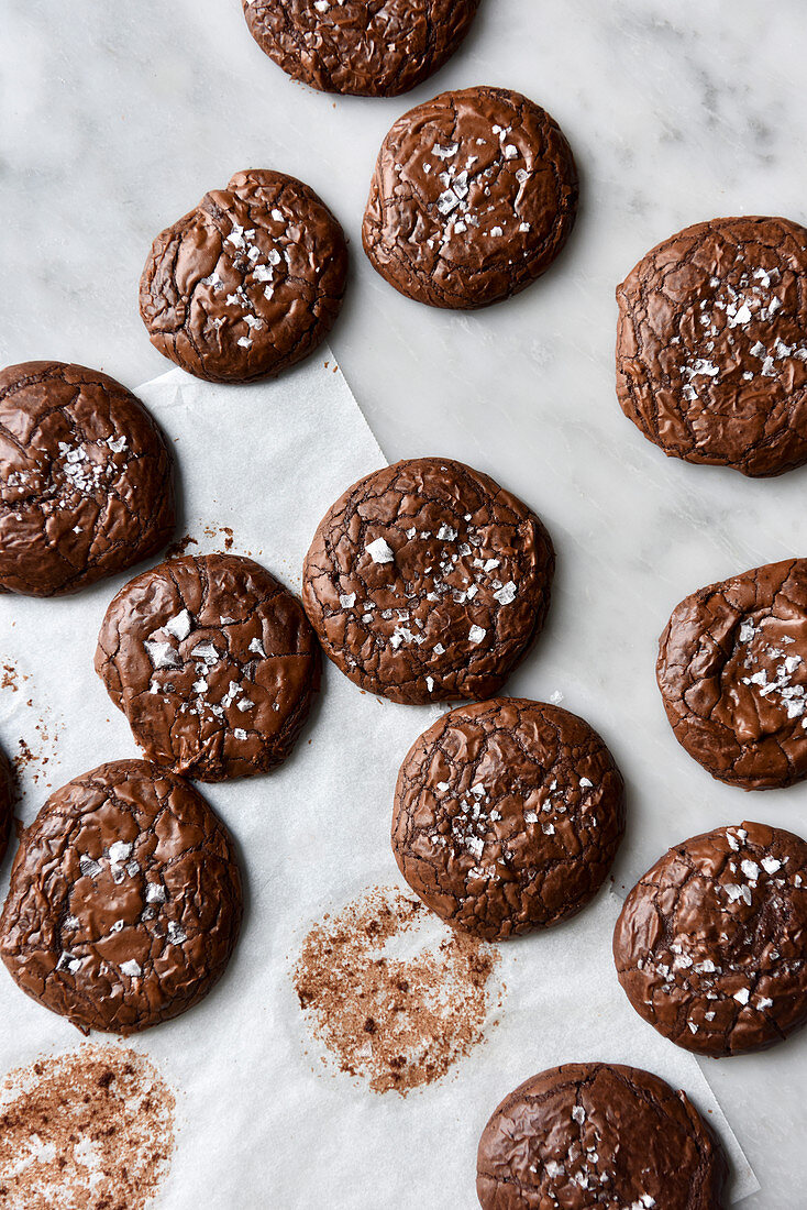 Brownie-Cookies mit Meersalzflocken