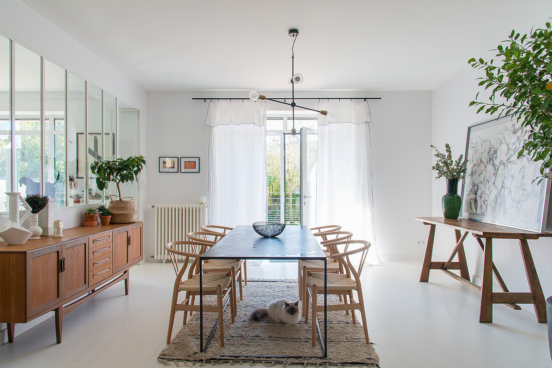 Langer Esstisch mit Klassikerstühlen, Retro Sideboard und Konsolentisch