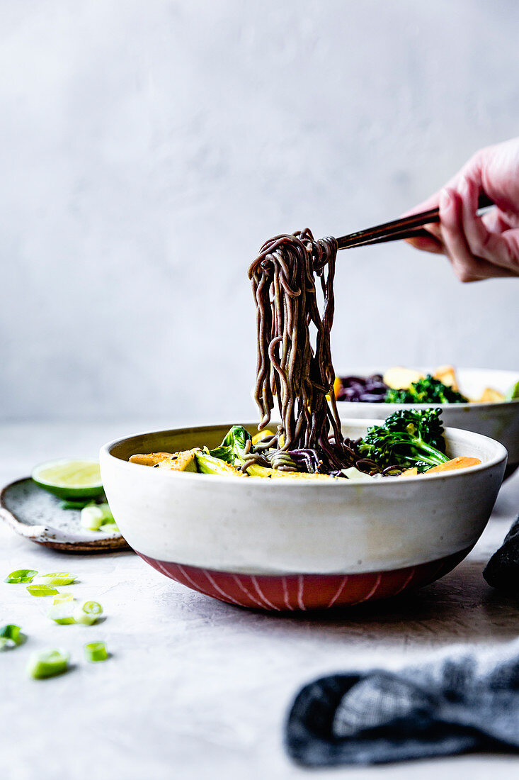 Thailändisches Gemüse-Curry mit schwarzen Reisnudeln und Tofu