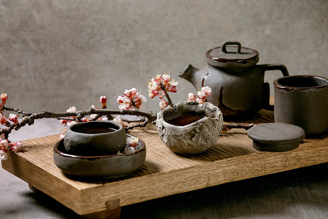 Teetasse, Teekanne und Teeblätter arrangiert nach dem Wabi-Sabi-Konzept (Japan)