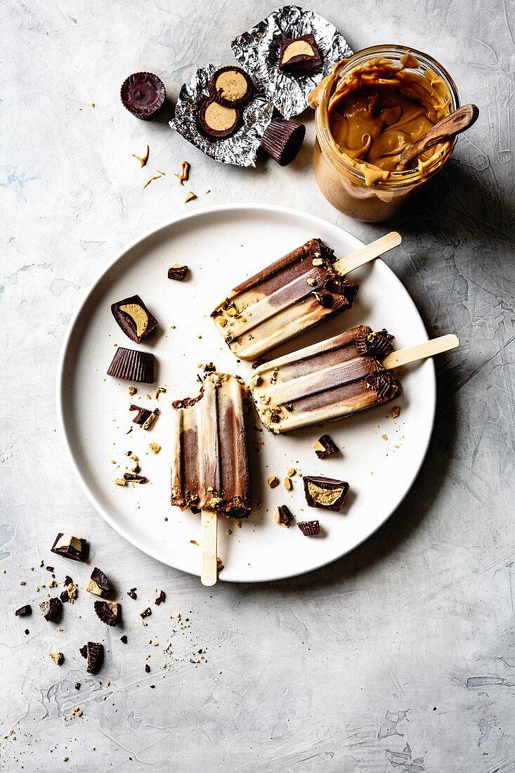 Schokoladen-Stieleis mit Erdnussbutter und Schokoladen-Fudge
