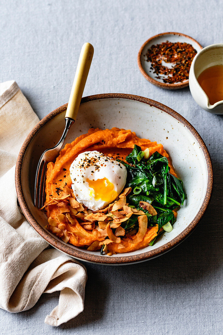 Süßkartoffel-Breakfast-Bowl mit Spinat und pochiertem Ei