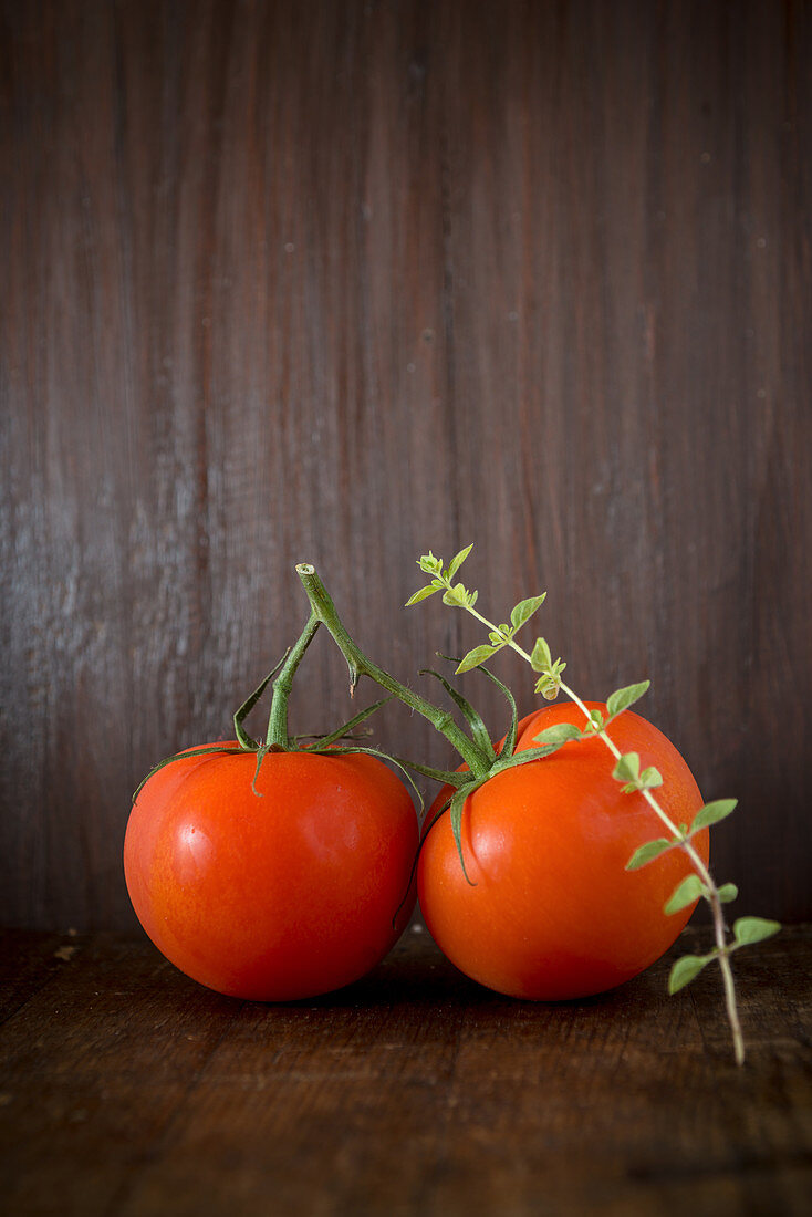 Zwei Tomaten mit Oregano