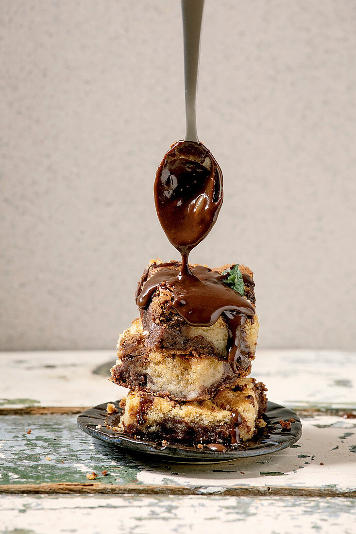 Schokolade fließt auf Brookie (Brownie mit Cookie-Kruste)