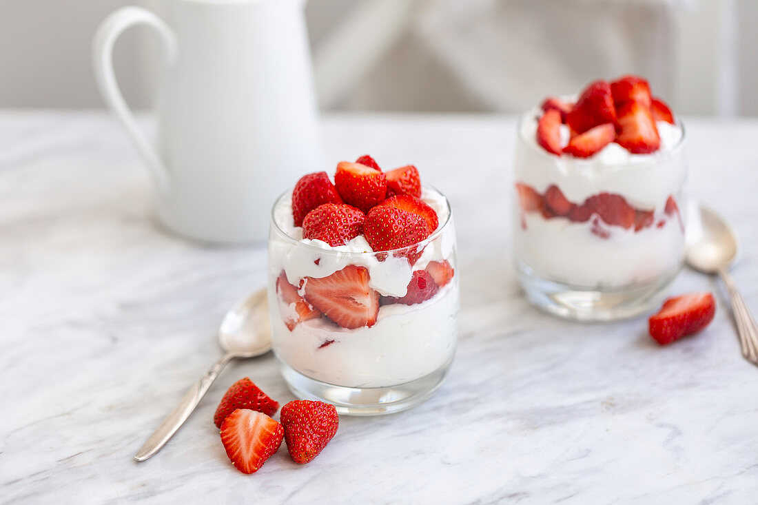 Dessert mit Erdbeeren und Schlagsahne