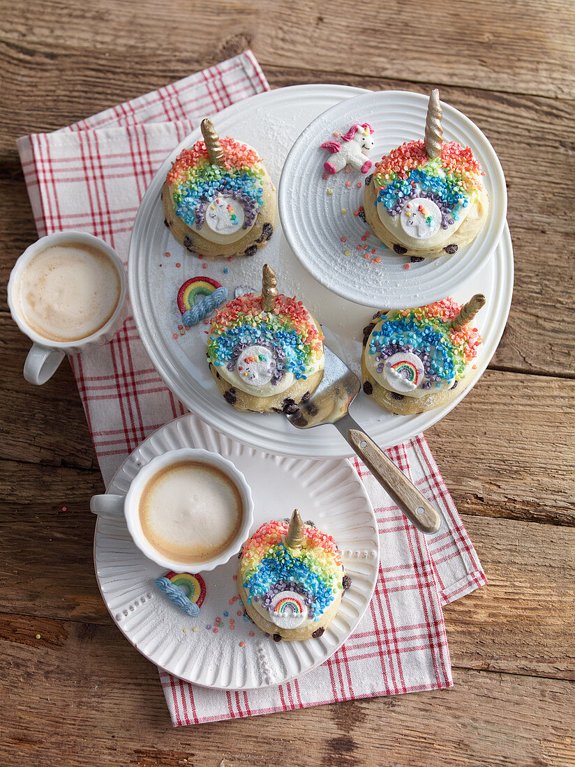 Rainbow-Cupcakes mit Einhorndeko