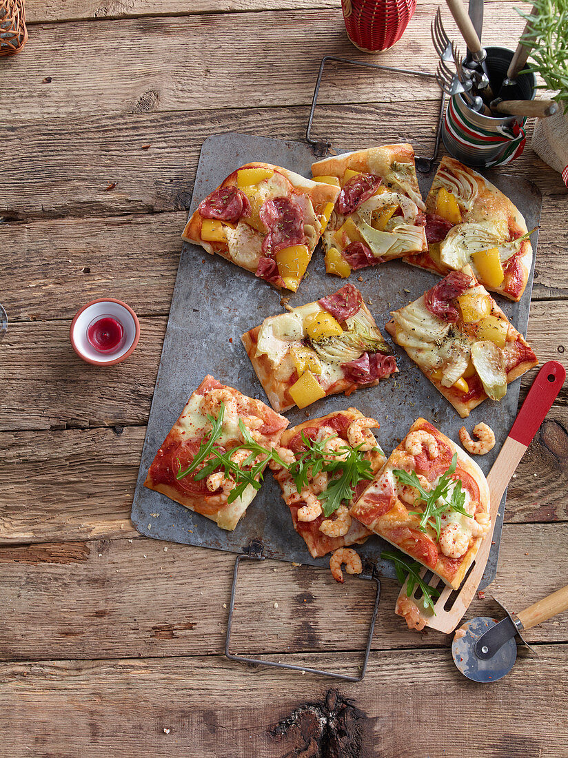 Pizza Duetti mit Tomaten, Salami und Garnelen