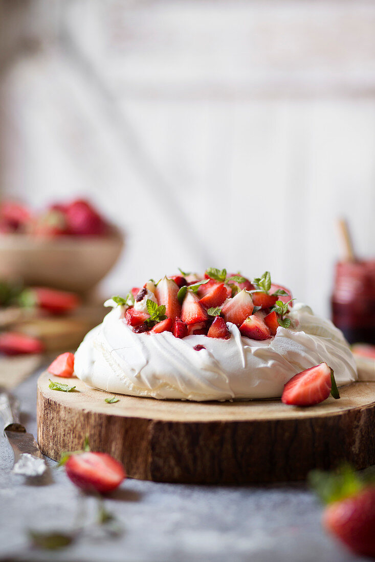 Pavlova mit Erdbeeren serviert auf Baumscheibe