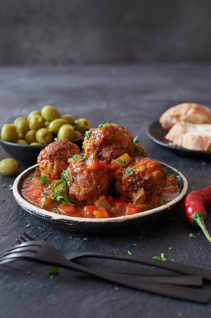 Albondigas-spanische Hackbällchen in Tomatensauce