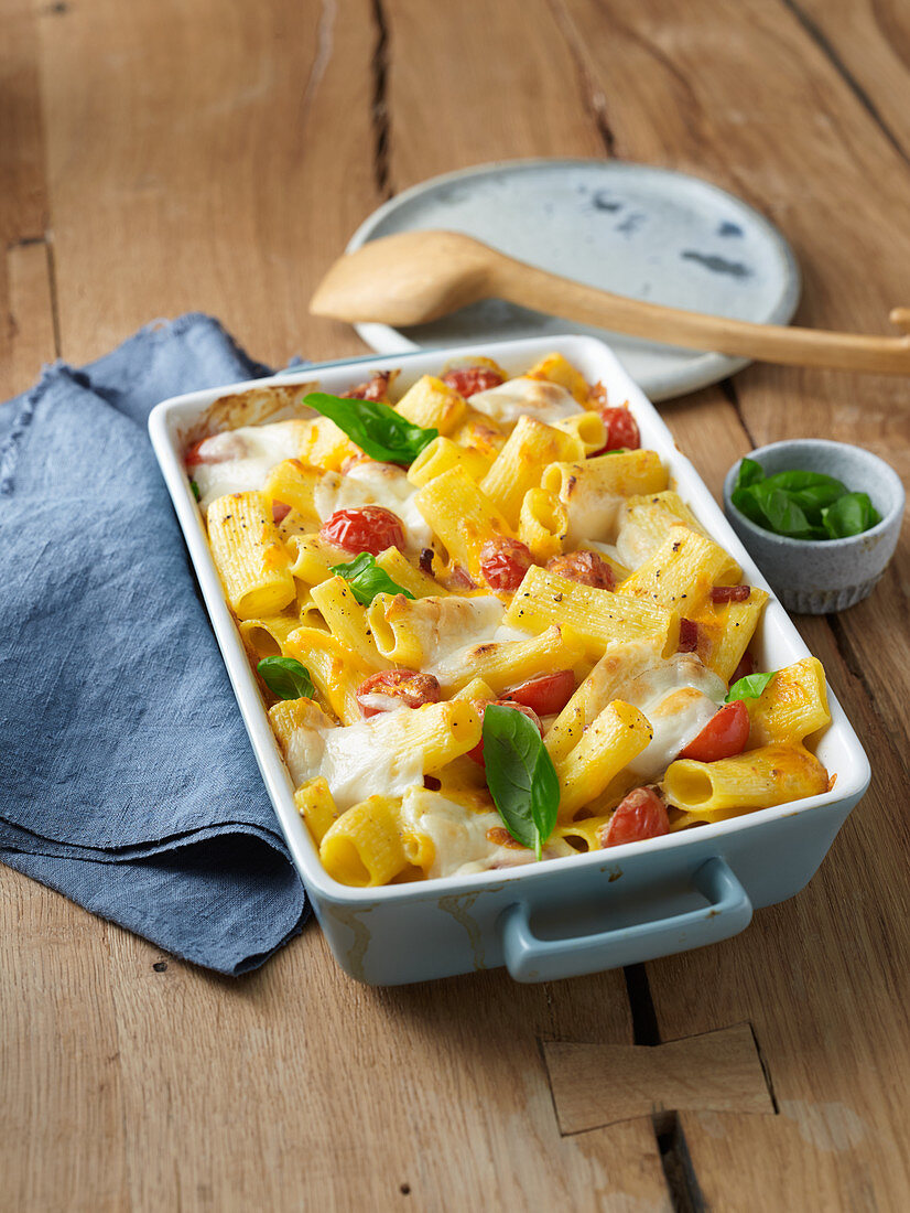 Pasta bake with tomatoes, bacon and basil