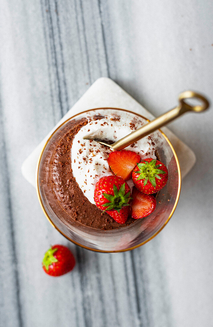 Schokoladenpudding mit Chia und Erdbeeren