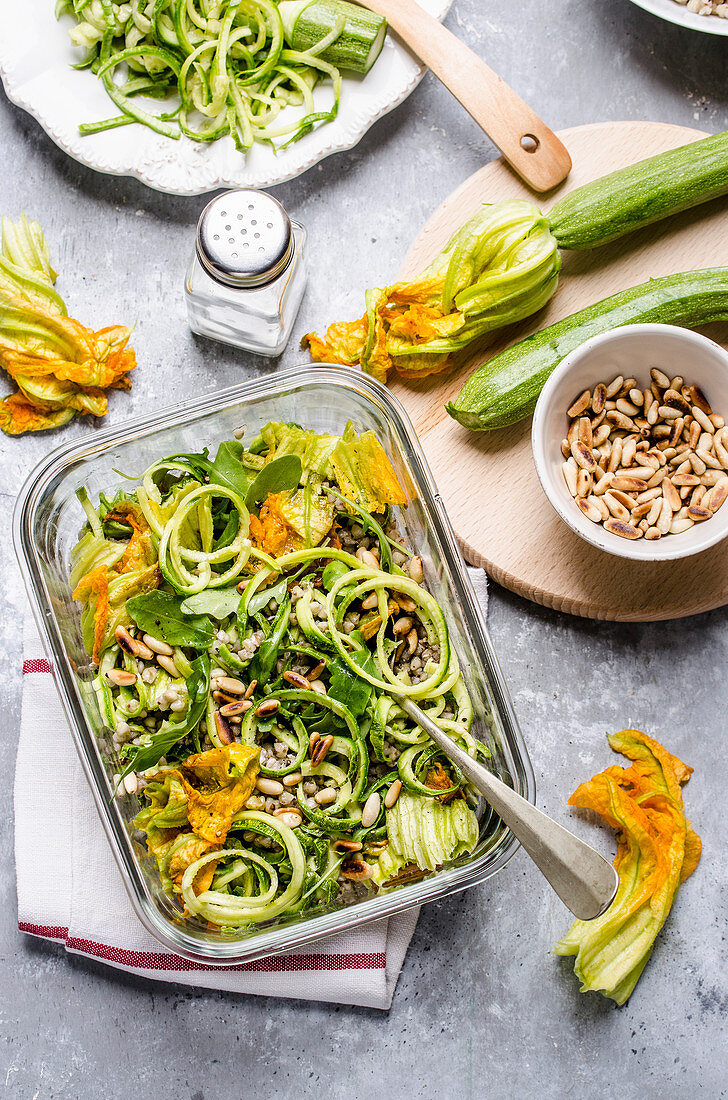 Zucchinisalat mit Buchweizen in Lunchbox zum Mitnehmen
