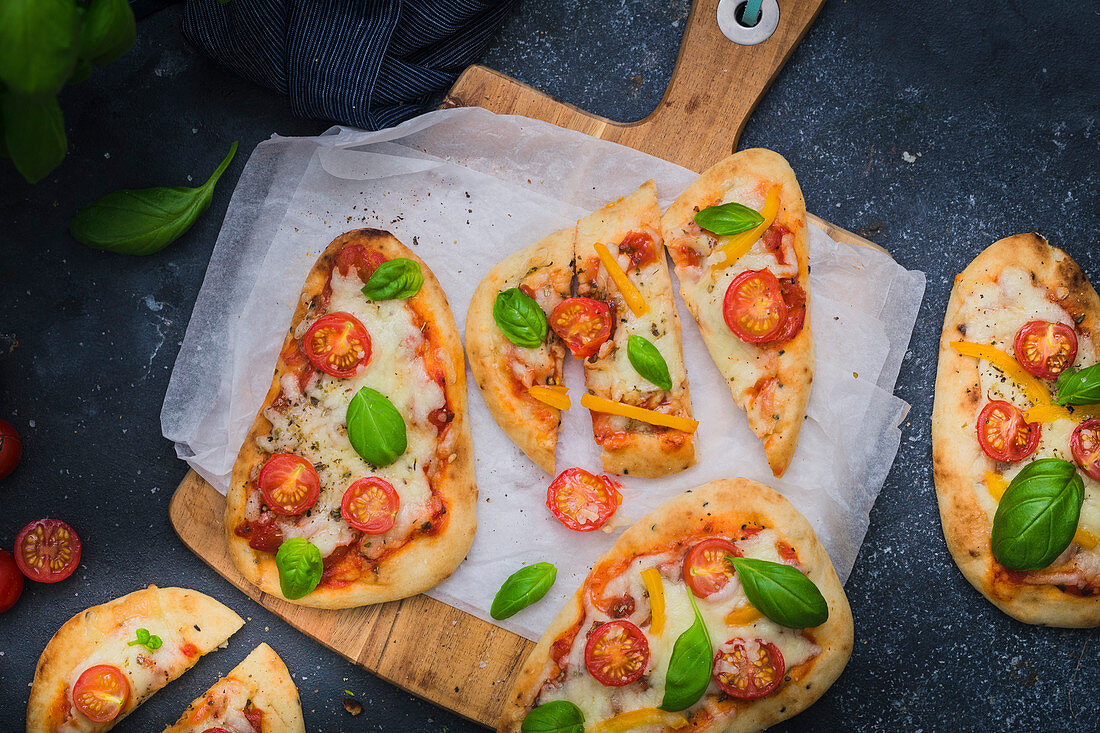 Fladenbrot Pizza mit Naan-Brot, Mozzarella, Tomaten und Basilikum