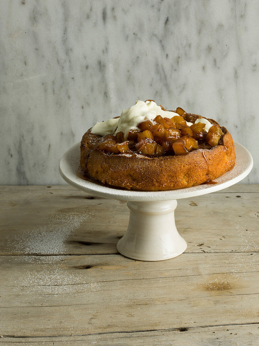 Apfelkuchen auf Kuchenständer