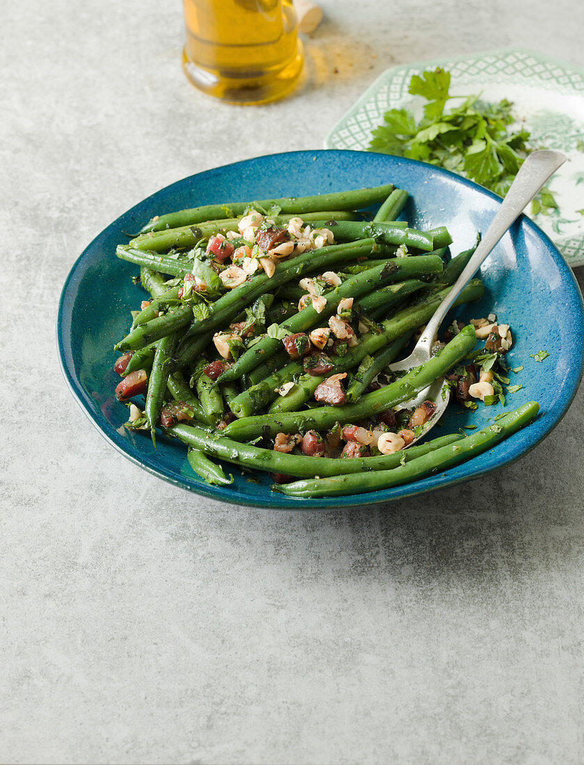 Grüne Bohnen mit Pancetta und Haselnüssen