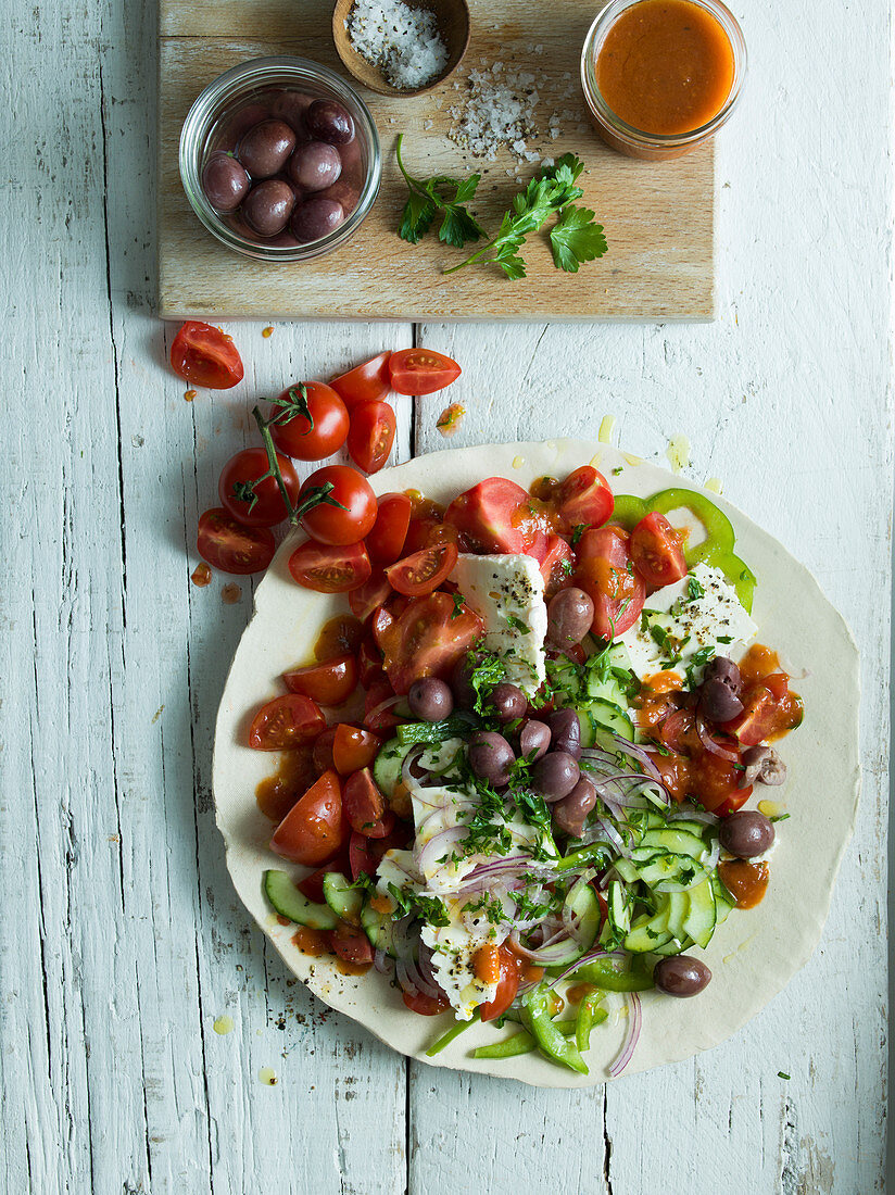 Griechischer Salat mit Tomaten, Gurken, Feta und Oliven