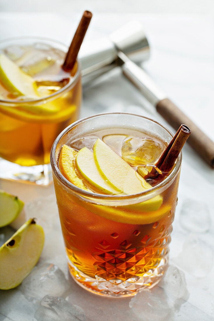 Old Fashioned Cidre Cocktail mit Zimt