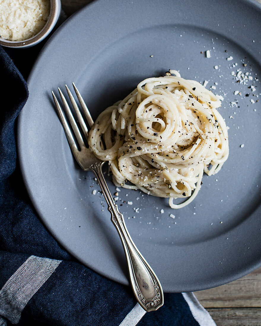 Spaghetti mit Gewürzen und geriebenem Parmesan