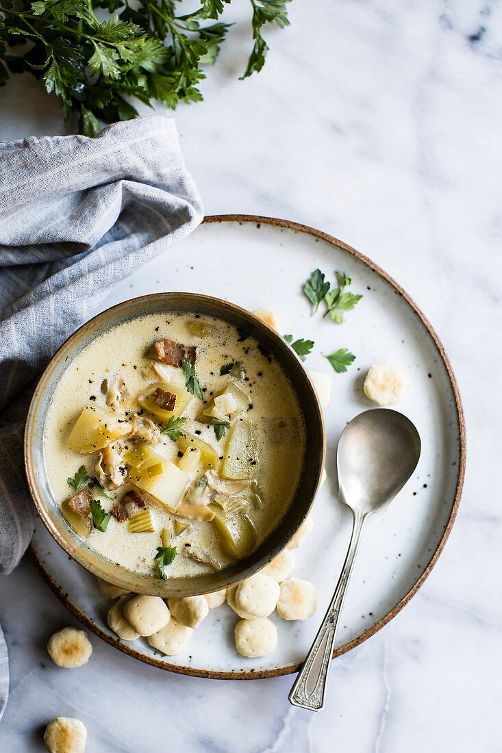 Kartoffel-Lauch-Suppe mit Speck und Mini-Scones
