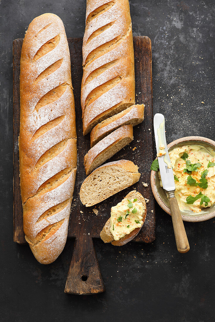 Graubrotstangen mit Linsen-Curry Áufstrich