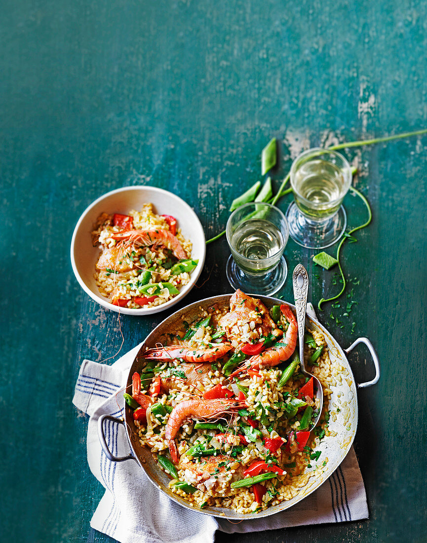 Paella mit Garnelen und Prunkbohnen