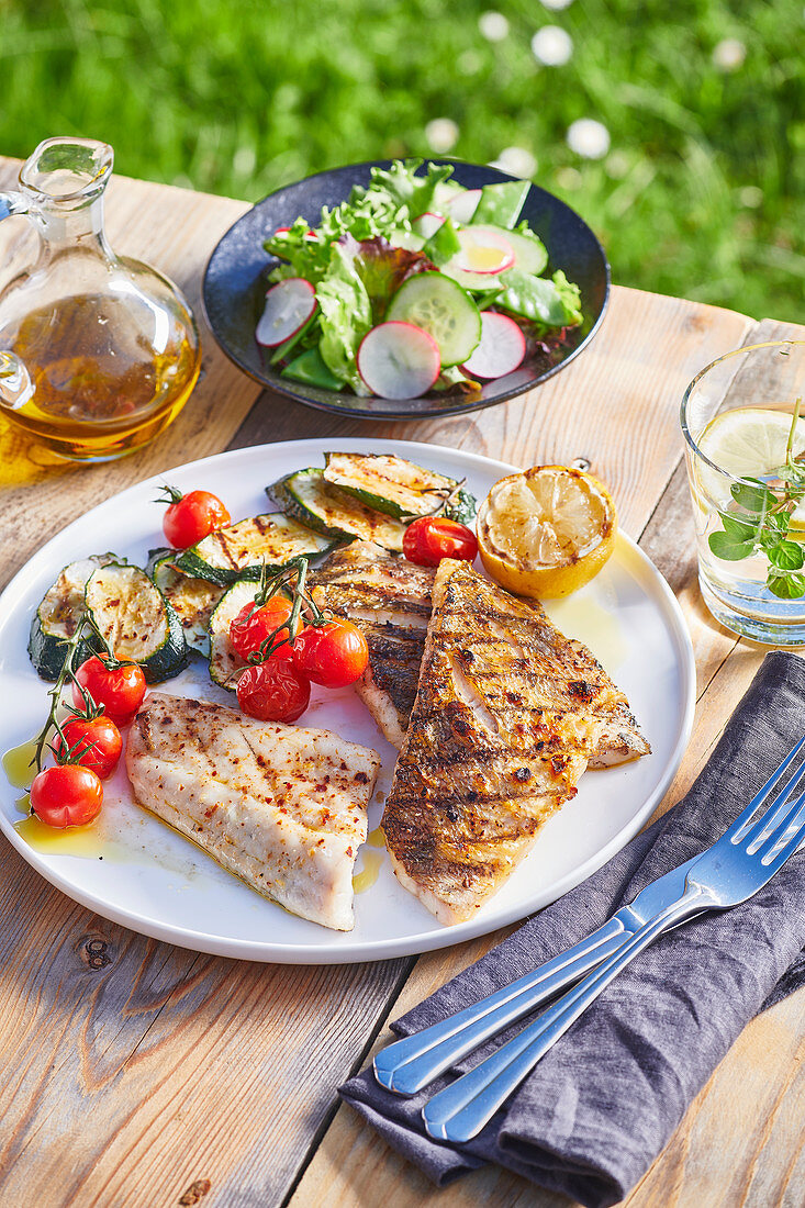 Gegrillter Zander mit Grillgemüse und Salat