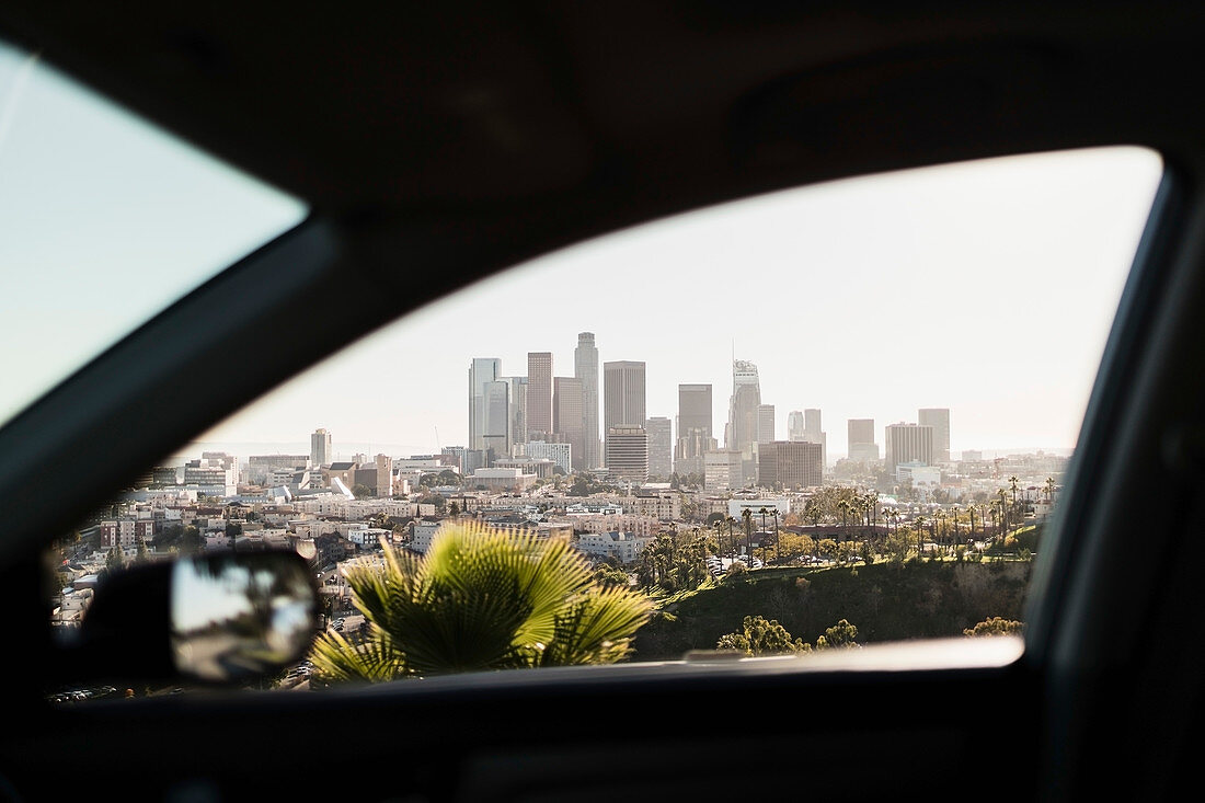 Blick auf das sonnige Stadtbild aus dem Autofenster, Los Angeles, Kalifornien, USA