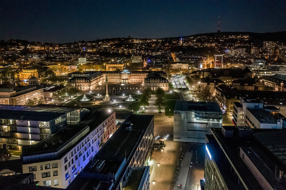 Beleuchtetes Stadtbild bei Nacht, Stuttgart, Baden-Württemberg, Deutschland