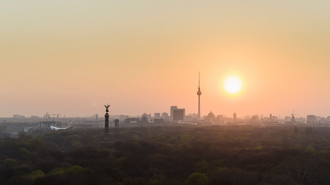 Goldener Sonnenuntergang über Berlin mit dem Fernsehturm, Deutschland