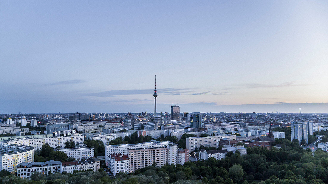 Blick auf Berlin mit Fernsehturm im Morgengrauen, Deutschland