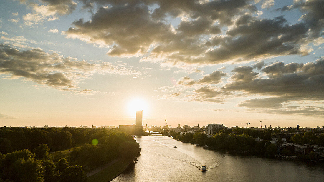 Sonnenuntergang über Berlin mit der Spree, Deutschland
