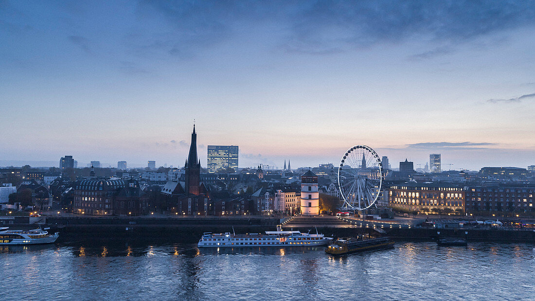 Blick auf Düsseldorf und den Rhein in der Abenddämmerung, Nordrhein-Westfalen, Deutschland