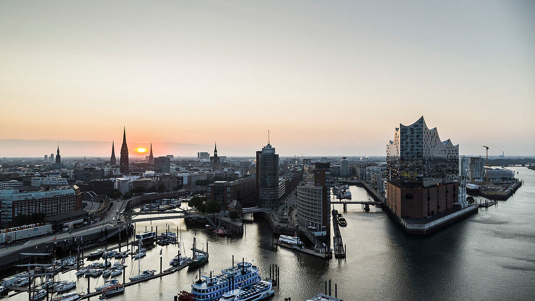 Blick auf Hamburg und die Elbe bei Sonnenuntergang, Deutschland