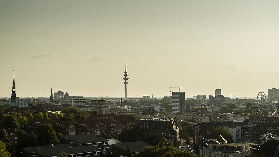 Hamburg und der Heinrich-Hertz-Turm (Fernsehturm) bei Sonnenuntergang, Deutschland