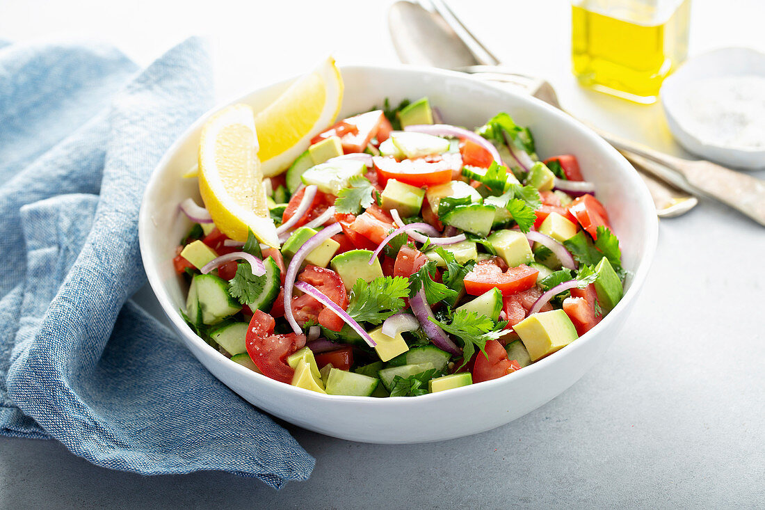 Gehackter Gemüsesalat mit Tomaten, Gurken und Avocado