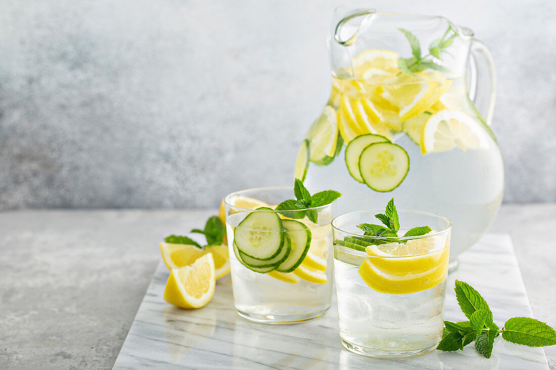 Erfrischende Limonade mit Gurke, Minze und Zitrone
