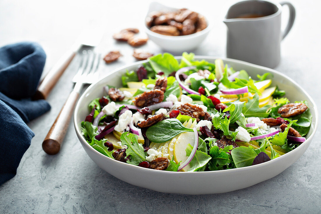 Fall salad with pears, mixed greens and caramelized pecan