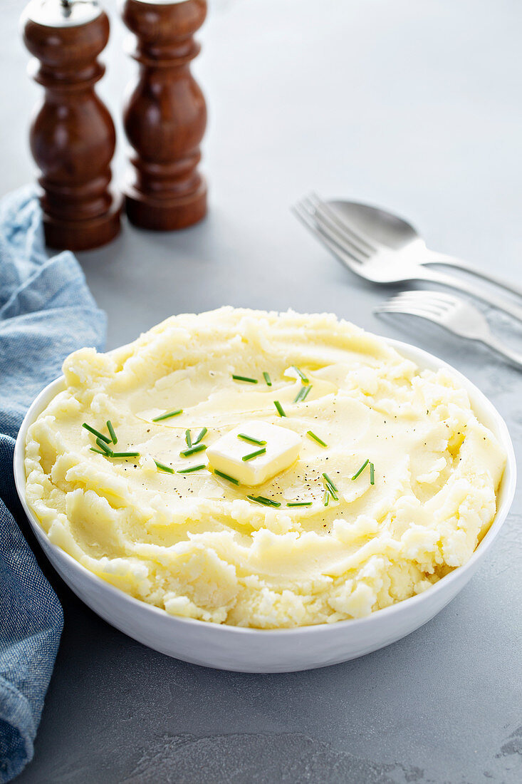 Fluffy mashed potatoes with chives and butter