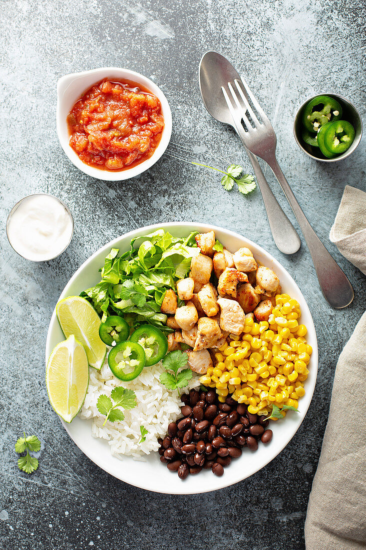 Lunch Bowl mit Hähnchen, Reis, schwarzen Bohnen und Mais (Mexiko)
